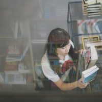 一位年轻女性讲师在课堂上为学生讲解网络安全知识，教室背景明亮温馨
